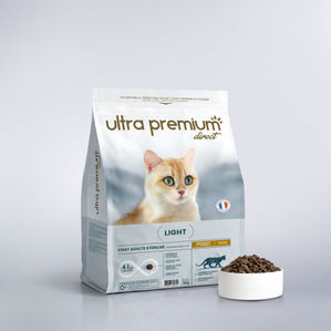 Lichte voerbak met kippenbrokjes voor gesteriliseerde katten