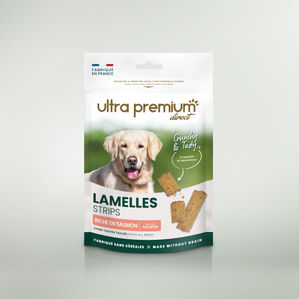 Zakje graanvrije gewrichtssnacks voor honden, op een witte achtergrond