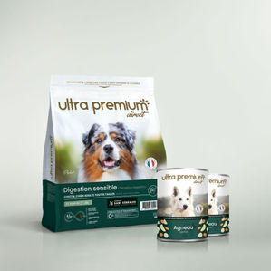Dubbel voeding bestaande uit een zak graanvrije brokken van 4 kg voor hond met een gevoelige spijsvertering en 2 blikjes met lam, op een lichtgroene ondergrond