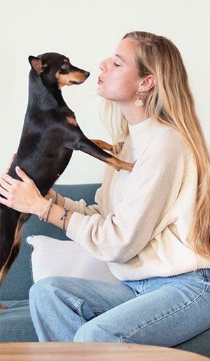Pinscher nain avec sa maîtresse