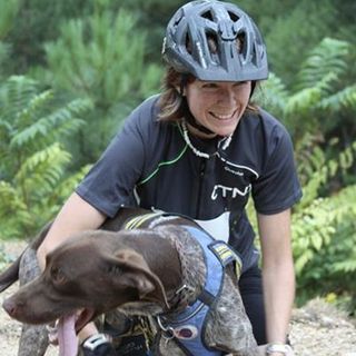 Anne Fulleringer avec son chien CaniVTT