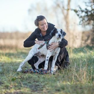 éducatrice canine avec un chien