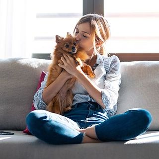 maîtresse tenant son chien