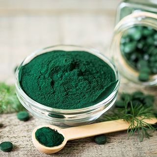 spiruline en poudre dans assiette