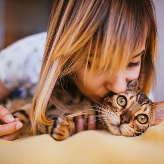Maîtresse embrassant son chat