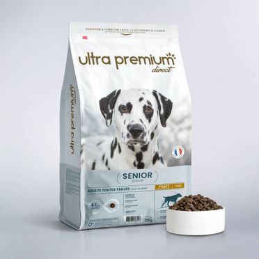 Croquettes Care pour chien adulte senior de toutes tailles en sac de 12 kg sur fond blanc
