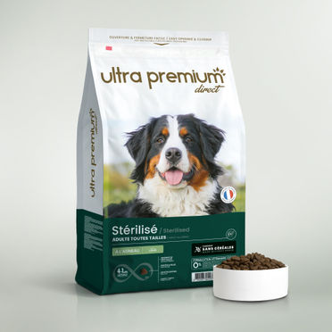 Croquettes sans céréales pour chien stérilisé / surpoids de toutes tailles en sac de 12 kg sur fond blanc