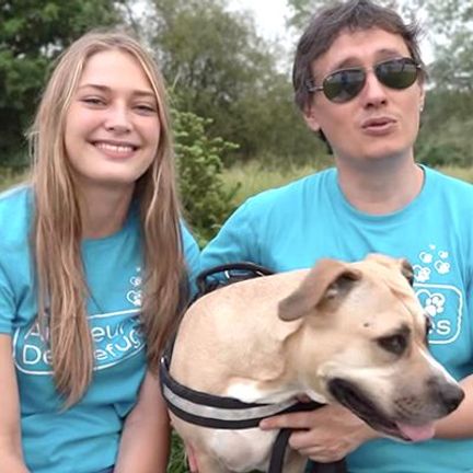 2 bénévoles d'un refuge en compagnie d'un chien