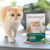 Boîtes de tendres émincés en sauce pour chat sans céréales Poulet & Veau à côté d'un chat roux