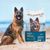 Berger allemand en extérieur se tenant à côté d'un sac de croquettes Super Premium pour chien adulte de grande taille