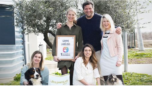 L'équipe d'Ultra Premium Direct avec le label 1% pour les animaux