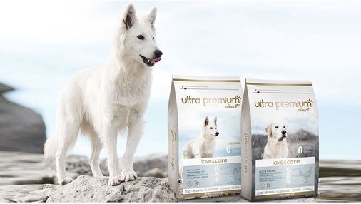 Chien à côté des croquettes Love & Care d'Ultra Premium Direct
