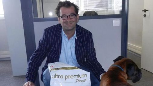 Matthieu Wincker, fondateur d'Ultra Premium Direct avec 2 chiens et un sac de croquettes
