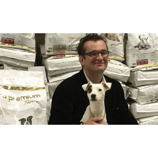 mathieu wincker avec un chien devant les croquettes ultra premium