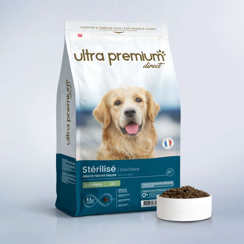 Croquettes Light Super Premium pour chien adulte stérilisé / surpoids de toutes tailles en sac de 12 kg sur fond bleu clair