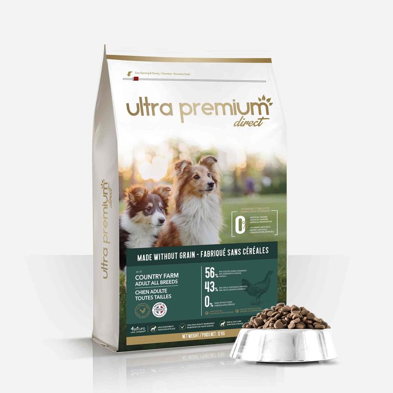 Croquettes sans céréales Country Farm pour chien adulte de petite et moyenne taille en sac de 12 kg sur fond blanc