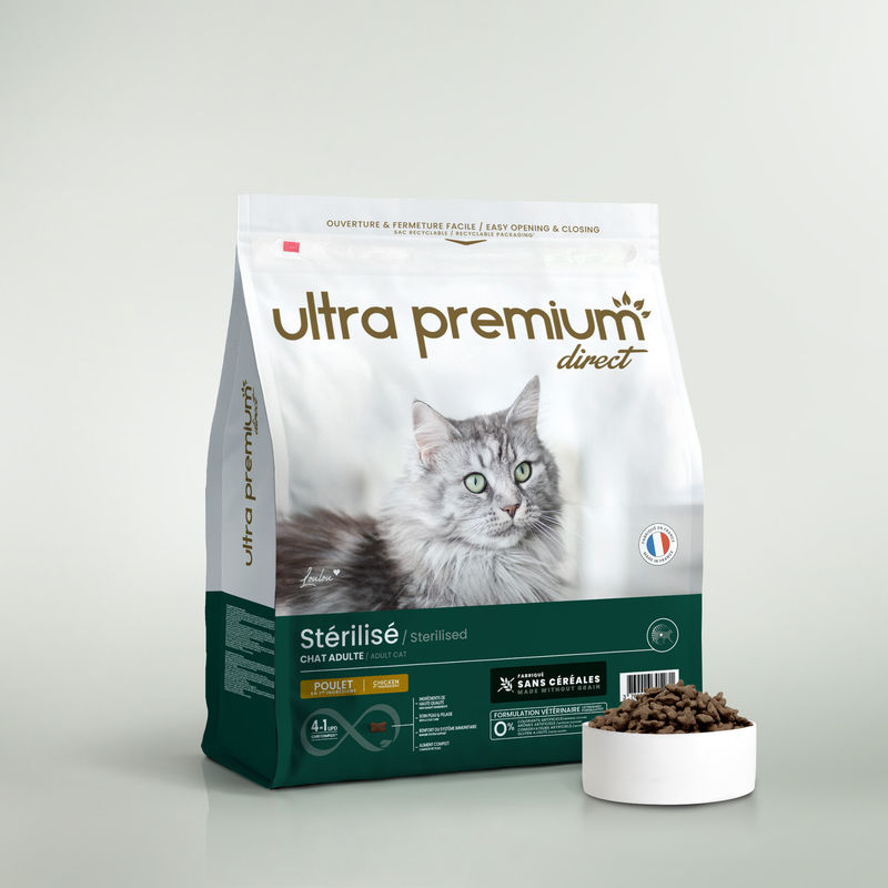 Croquettes sans céréales au poulet pour chat adulte stérilisé en sac de 7 kg sur fond vert clair