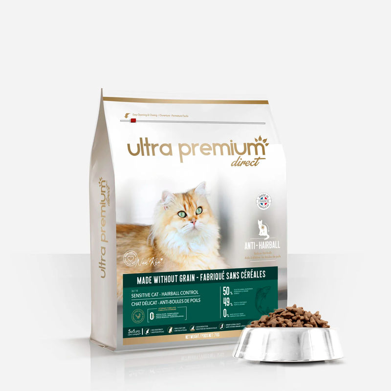 Croquettes sans céréales pour chat délicat et anti-boules de poils en sac de 7 kg sur fond blanc