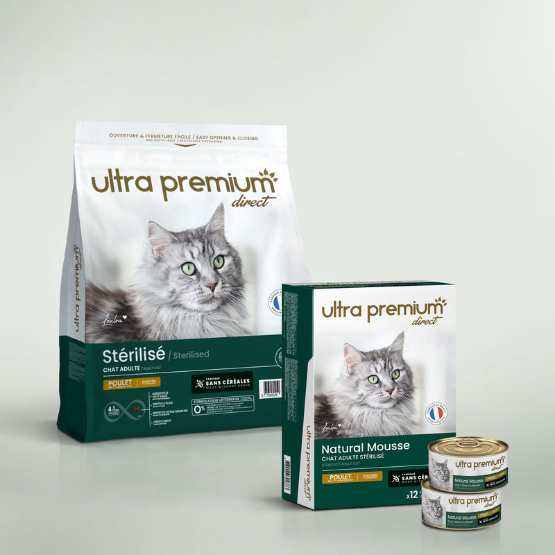Pack bi-nutrition pour chat stérilisé composé de 3 kg croquettes sans céréales au poulet pour chat adulte stérilisé, et de 12 boîtes de mousse sans céréales pour chat adulte stérilisé au poulet, sur fond vert clair