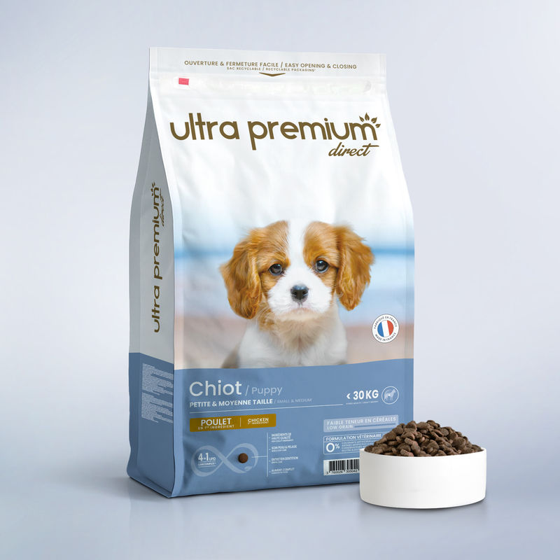 Super Premium Brokken voor kleine en middelgrote puppy's in een zak van 12 kg op een lichtblauwe achtergrond