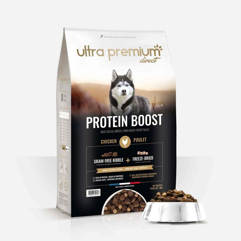 Protein Boost graanvrije Brokken voor hond met een gevoelige spijsvertering in een zak van 12 kg op een witte ondergrond