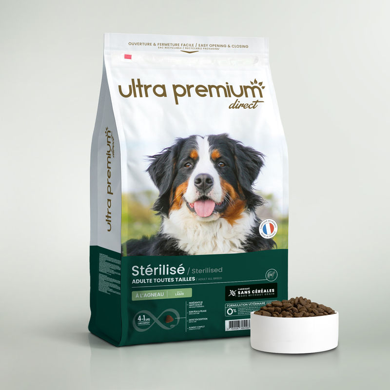 Croquettes sans céréales pour chien stérilisé / surpoids de toutes tailles en sac de 12 kg sur fond blanc