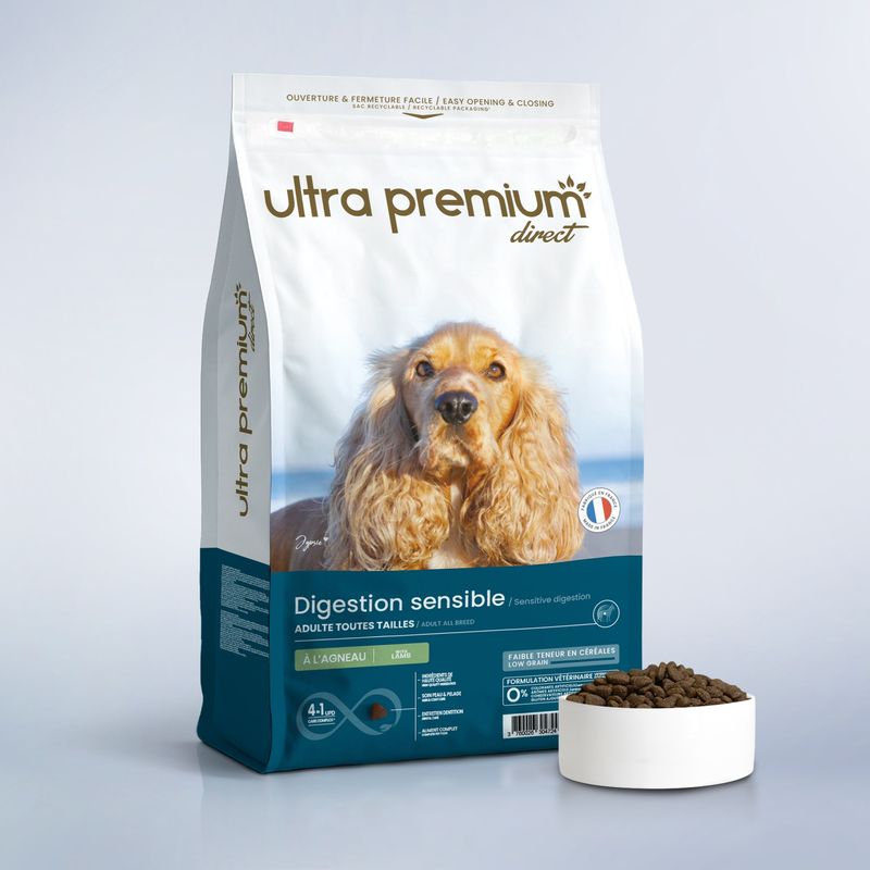 Croquettes Super Premium pour chien adulte digestion sensible de toutes tailles en sac de 12 kg sur fond bleu clair