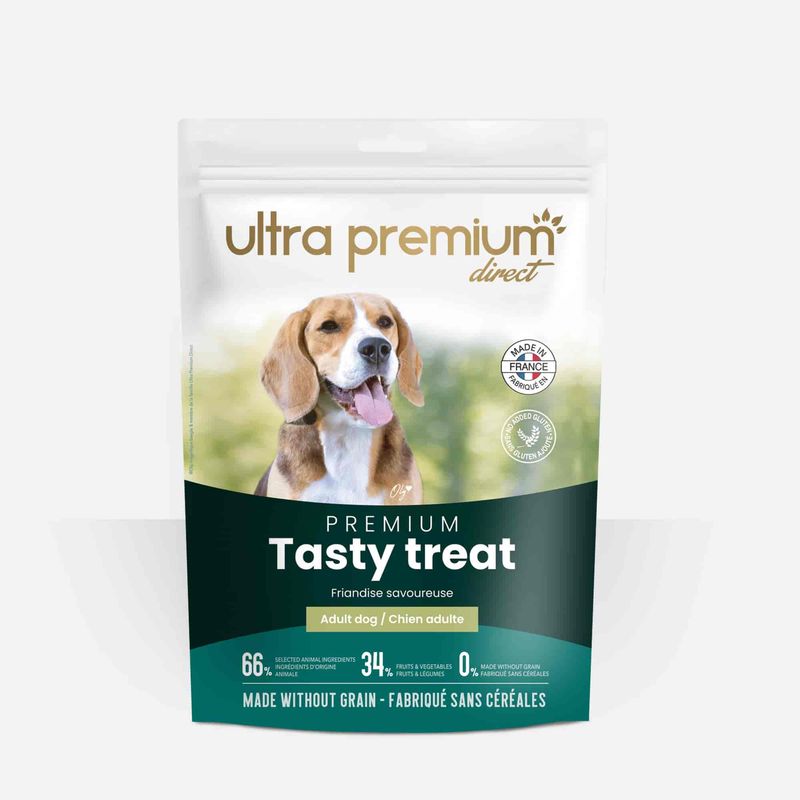 Friandise savoureuse sans céréales pour chien adulte sur fond blanc