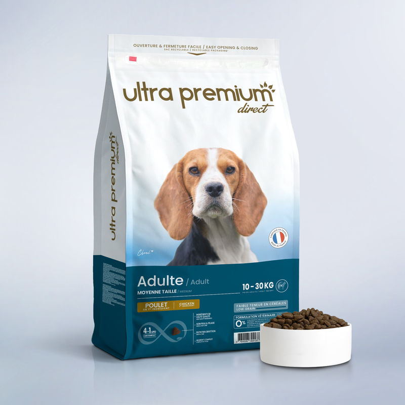 Croquettes Super Premium pour chien adulte de taille moyenne en sac de 12 kg sur fond bleu clair