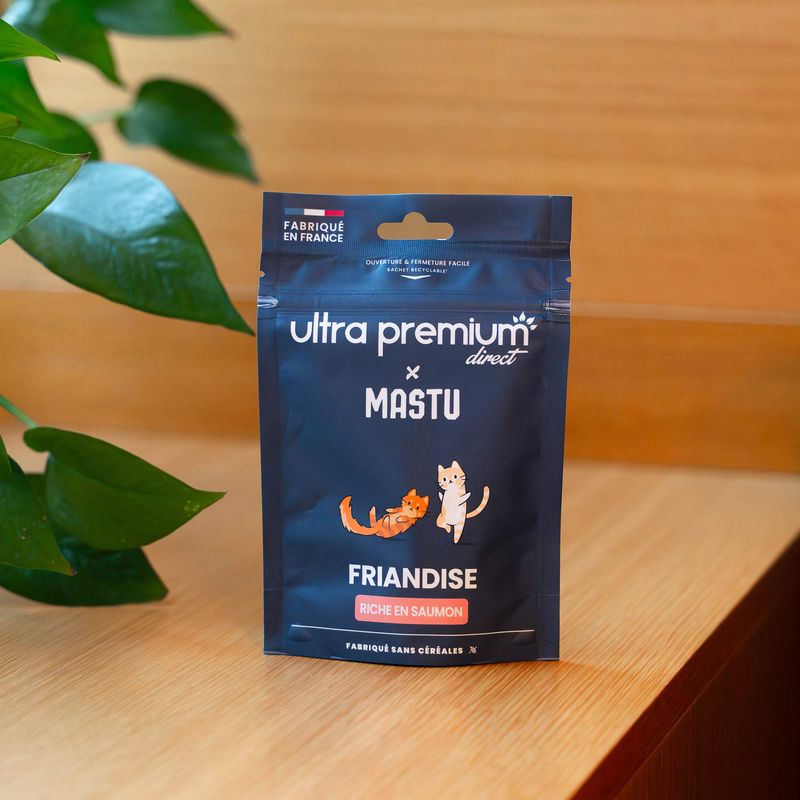 Paquet de friandise anti-boules de poils riche en saumon en collaboration avec Mastu
