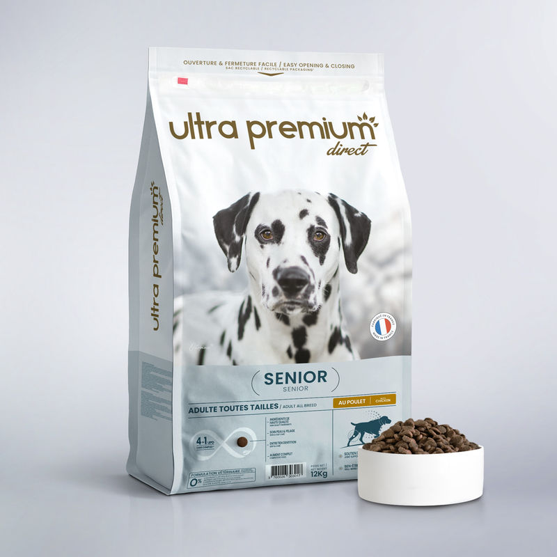 Brokken voor oudere volwassen hond van alle groottes in een zak van 12 kg op een witte achtergrond