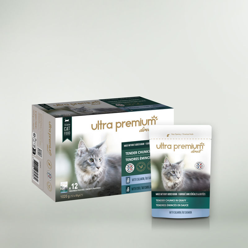 Gesneden vlees in graanvrije saus voor kat met zalm & kabeljauw op een lichtgroene ondergrond