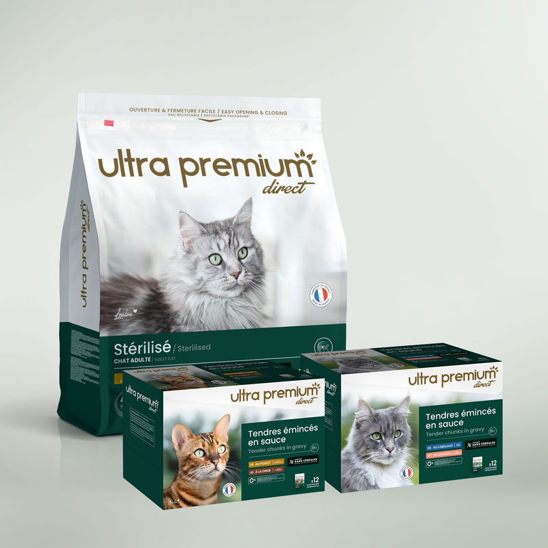 Dubbel voeding bestaande uit een zak van 7 kg graanvrije brokken voor gesteriliseerd volwassen kat, 96 plakjes in graanvrije saus voor kat waarvan 48 zalm & kabeljauw smaak en 48 kip & kalkoen smaak, op een lichtgroene achtergrond