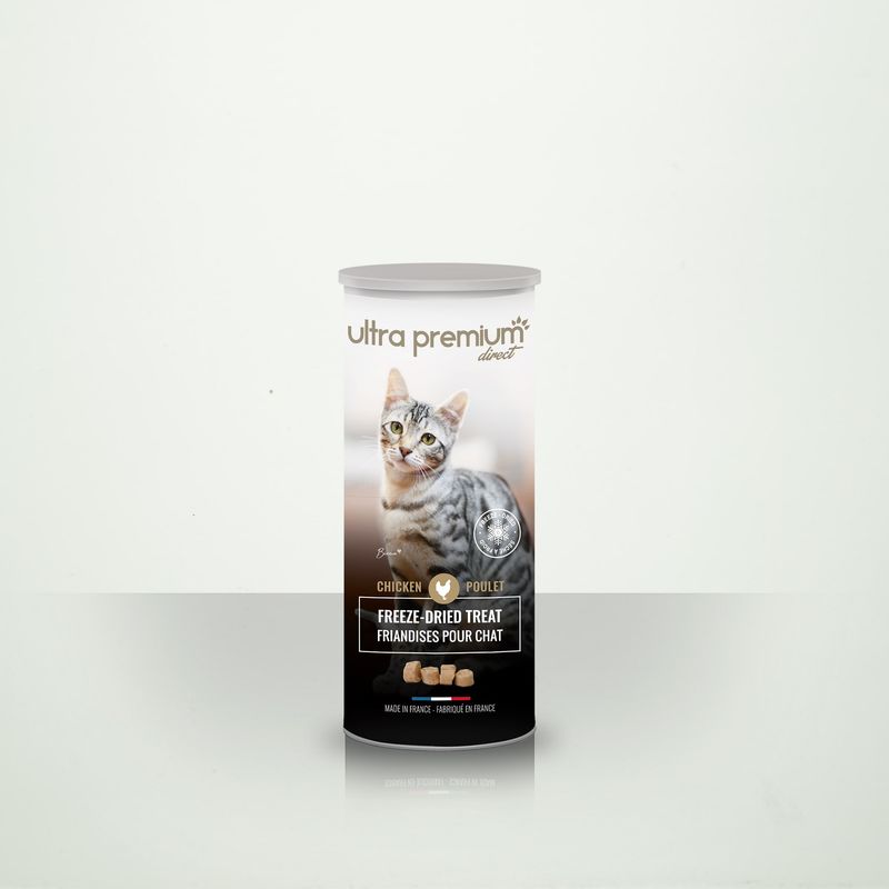 Bevriezen gedroogde kip kat Treats, op witte achtergrond