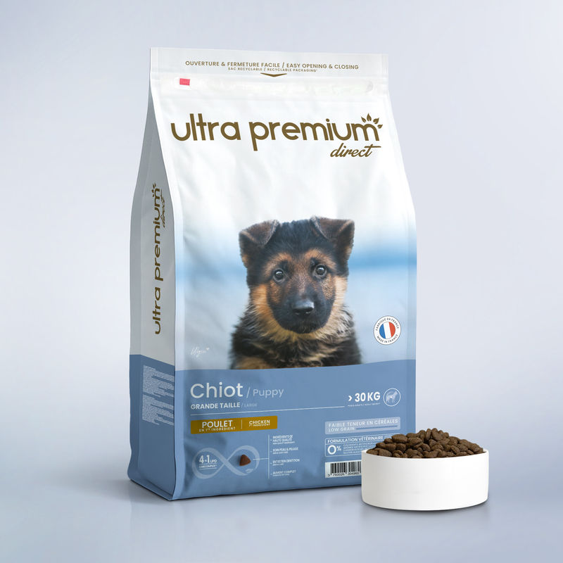 Super Premium Brokken voor grote puppy's in een zak van 12 kg op een lichtblauwe achtergrond