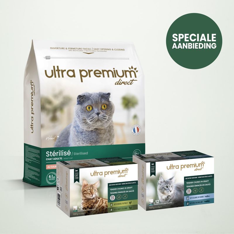 Dubbel voeding bestaande uit een zak graanvrije brokken van 7 kg voor gesteriliseerd volwassen kat en 96 plakjes graanvrije saus voor kat waarvan 48 zalm- en kabeljauwsmaak en 48 kip- en kalkoensmaak, op een lichtgroene achtergrond