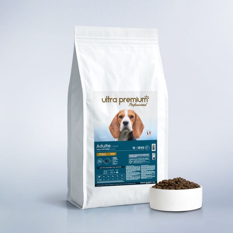 Croquettes Super Premium pour chien adulte de taille moyenne en sac de 12 kg sur fond bleu clair