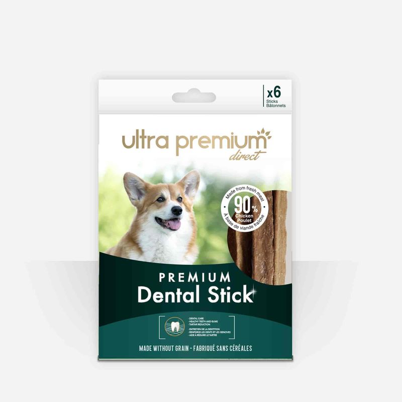 Sachet de 18 bâtonnets à mâcher au poulet pour chien sur fond blanc