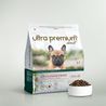 Croquettes nature au saumon frais pour chien adulte de petite taille en sac de 7 kg sur fond blanc