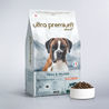 Gamelle remplie de croquettes peau et pelage pour chien adulte toutes tailles au saumon